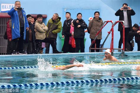 安徽铜陵：数九寒天 市民冬泳健身