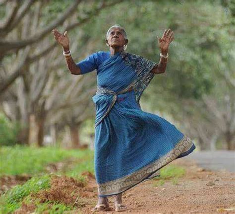 107-year-old Thimakka convinces Karnataka CM to not axe trees | Femina.in