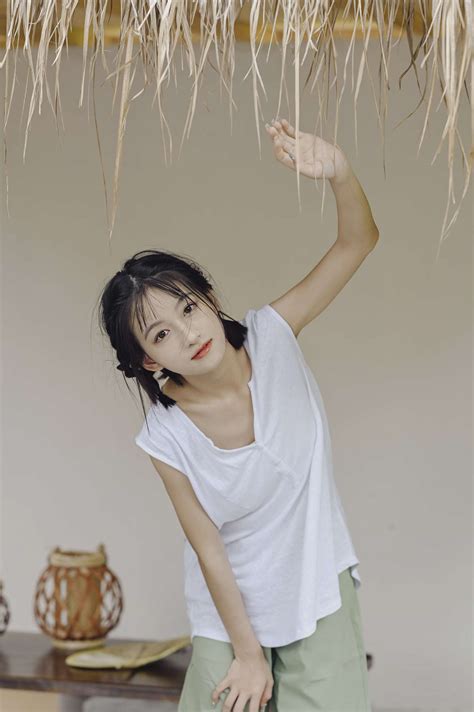 她叫段钰，03年，就读于南京艺术学院，身高163cm，爱好看电影