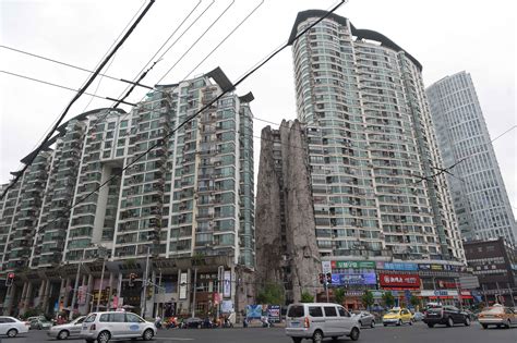 上海一住宅楼被14层楼高假山包裹_手机凤凰网