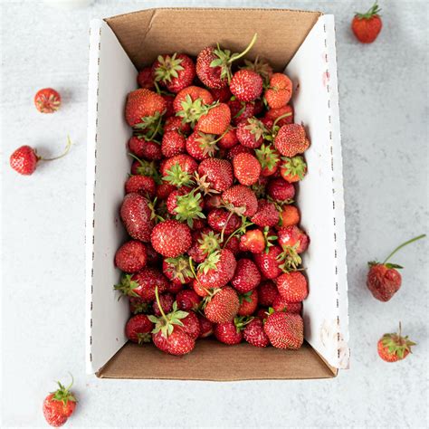 Download wallpaper 2780x2780 strawberry, berry, fruit, box ipad air ...