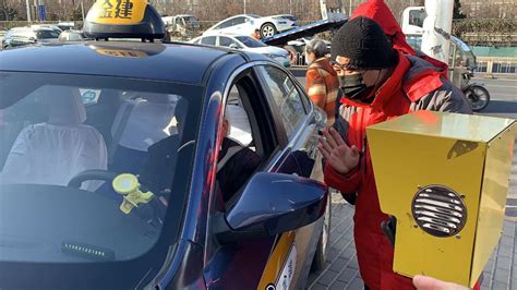 一天得换两回！极寒之下，北京新能源出租车换电需求增大 | 北晚新视觉