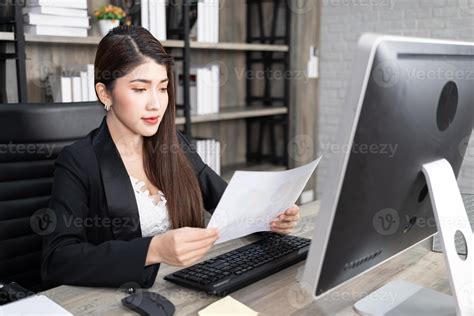 Business Woman On Computer 的图像结果