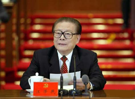 11月14日上午，中国共产党第十六次全国代表大会在北京人民大会堂举行闭幕大会。江泽民同志主持大会。（记者 鞠鹏 摄）