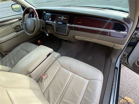 Lincoln Town Car 2005: El Último Sedán de Lujo