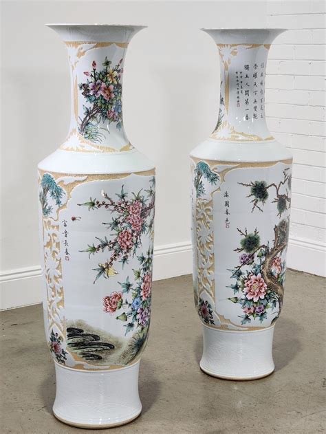 Lot - Pair of Chinese ceramic floor vases featuring floral scene (140cm)