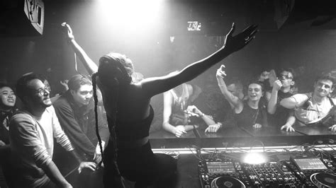 Techno Rave Crowd 的图像结果