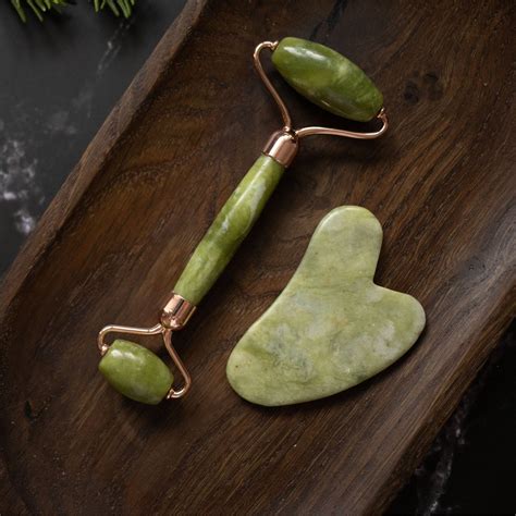 GREEN JADE FACIAL ROLLER – XIXO - Gift of Gods