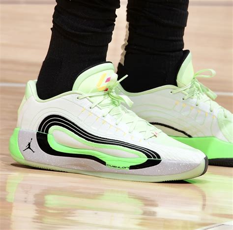 勘履滑手機 / 穿 Jordan Luka 4 對戰老東家 Luka Doncic 透露最喜歡的細節 - KENLU.net