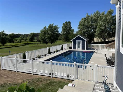 Fences Around Swimming Pools