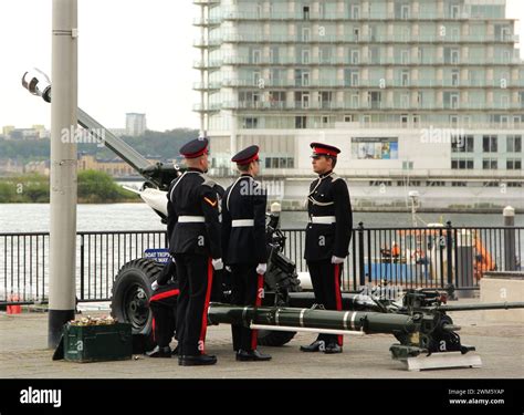 105 regiment royal artillery fire hi-res stock photography and images ...