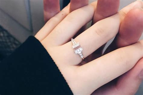 按照风俗戒指戴在中指什么意思 不同手指的含义 - 中国婚博会官网