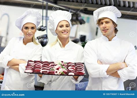 Busy Kitchen Chefs 的图像结果