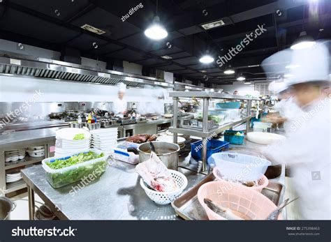 Busy Kitchen Chefs 的图像结果