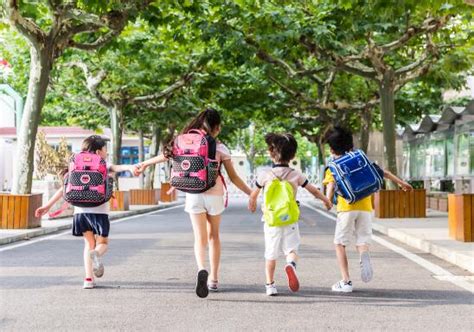 2019小学入学年龄规定 小学入学年纪调整啦_查查吧