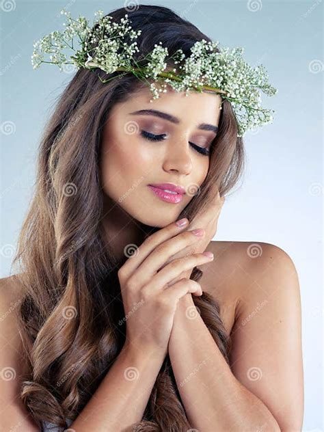 A highly perverted man teaches her every inch of her body with his intense techniques. Chapter.2