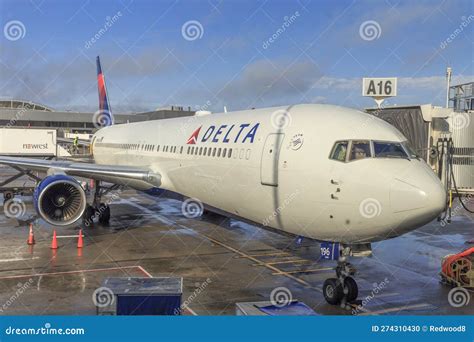 Delta Boeing 767-332 Jet at Hartsfield -Jackson ATL Georgia Editorial ...