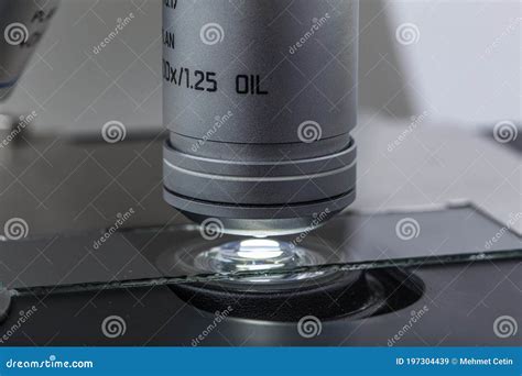 Distribution of Immersion Oil Under Light Microscope Objective Lens ...