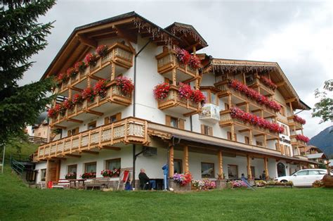 BERG HOTEL LATEMAR SPITZE (Vigo di Fassa, Province of Trento) - Hotel ...