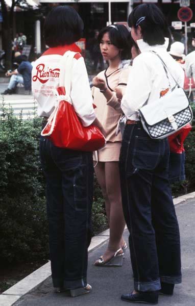 昭和52年東京・原宿で憩う若い女性たち：昭和のファッション 写真特集：時事ドットコム