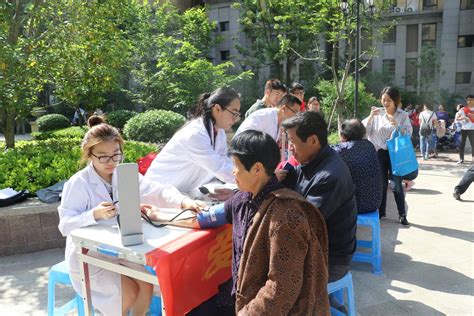 临床医学院携手人文与管理学院走进社区开展“普法义诊进社区，便民服务暖人心”主题志愿服务活动