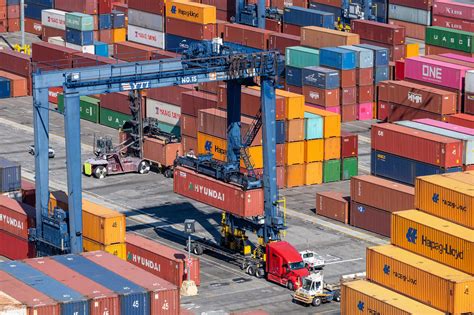 Yusen Terminals - Prestación de servicios de estiba y terminales a ...