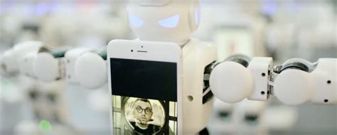 自己去排队太low了，这家公司用100个机器人帮他们排队买iPhone7 - 雷科技