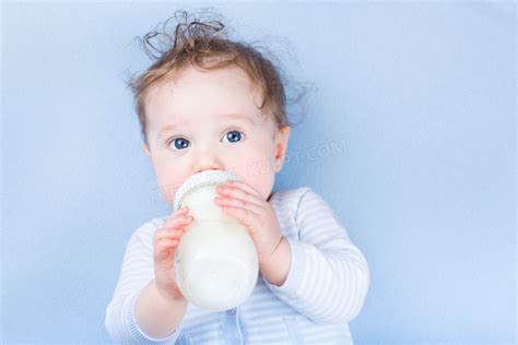 拿起奶瓶就喝的小宝贝摄影高清jpg格式图片下载_熊猫办公
