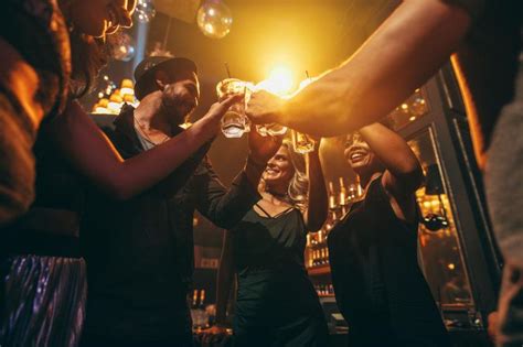 酒吧聚会的年轻人图片-年轻的朋友在酒吧聚会玩的很开心素材-高清图片-摄影照片-寻图免费打包下载