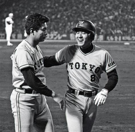 1986年の阪神戦、2回表1死一、ニ塁の好期で原が左越へプロ入り通算150号を放ち、江川に迎えられる ― スポニチ Sponichi Annex 野球