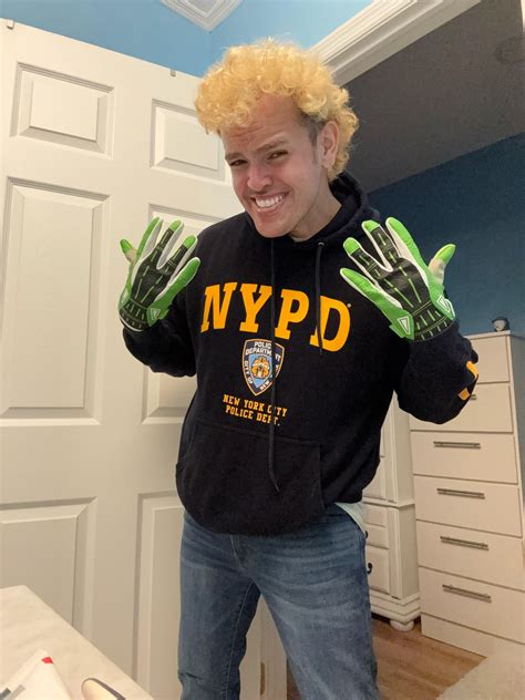 Got IRL hedge maze gloves : r/ohnePixel