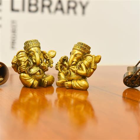 Polyresin Lord Ganesha Idol (3 Inch) – Velan Store