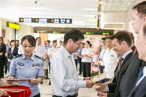 全国首家永久居留事务服务中心启用后，8名外籍人士拿到了《外国人永久居留身份证》_上海