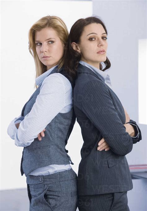 People Standing Back 的图像结果