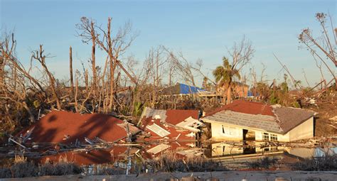 Hurricane Model Tracks 的图像结果