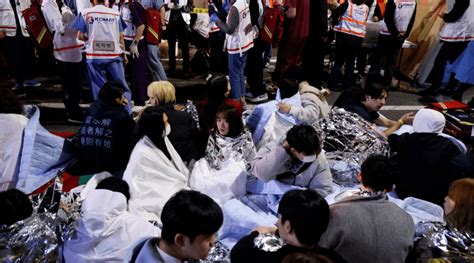 日报：首尔周六晚发生大规模踩踏事故； 大温地区发布暴雨警告_伤者_人群_活动