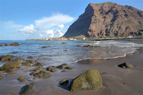 瓦尔GRAN REY，戈梅拉岛，西班牙：与大西洋的多山和绿色风景在背景和黄色植物中t的 库存照片 - 图片 包括有 rey，戈梅拉岛，西班牙 ...