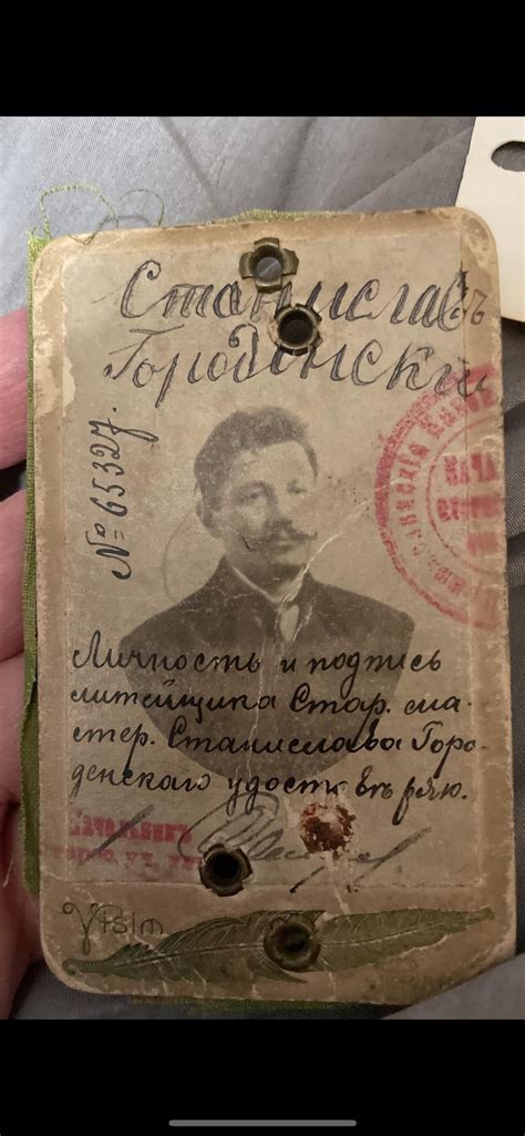 [Unknown > English] Need help translating old photo for my genealogy ...