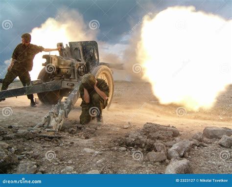 Attacking 105 mm howitzer stock image. Image of fatal - 2323127