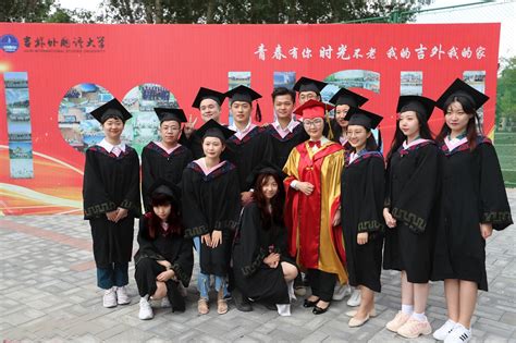 毕业合影-上海大学外国语学院