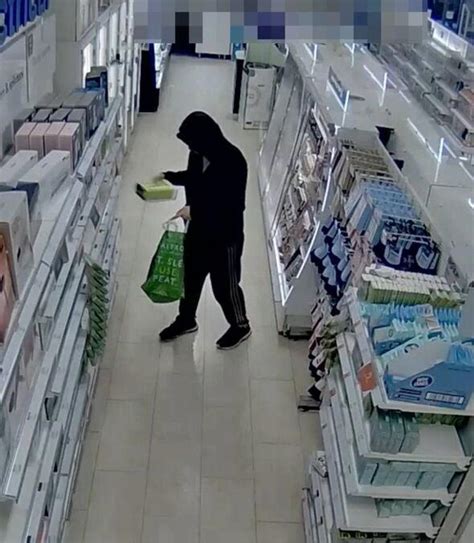 Moment cops arrest one of Britain's most prolific shoplifters after £ ...