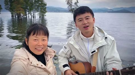 带上吉他，他带着患癌母亲“唱游中国”__财经头条