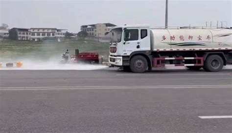 东海环卫竟然在雨天洒水冲洗路面！真相是..._洒水车