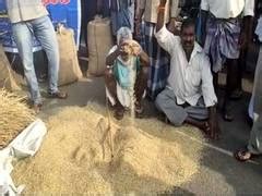 Farmers hold protest on Visakhapatnam - Araku road demanding paddy ...