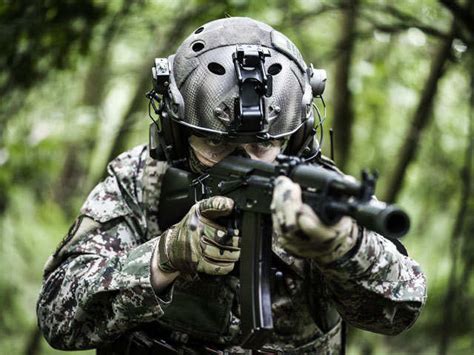 Detachment - Lessons from US Navy SEALS to become an effective leader ...