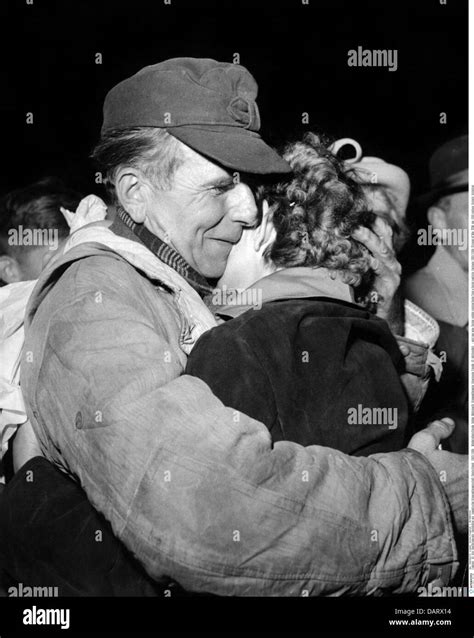 Soldier coming home 1945 hi-res stock photography and images - Alamy
