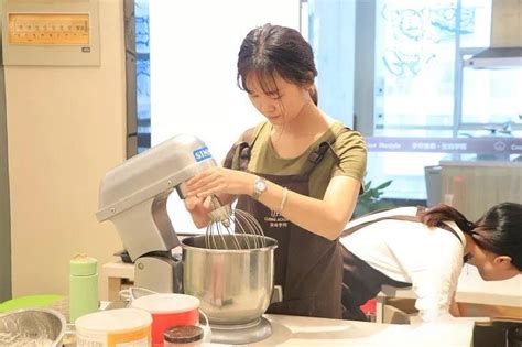 富力山与住在龙城携手 举办创意蛋糕手作烘焙活动-住在龙城