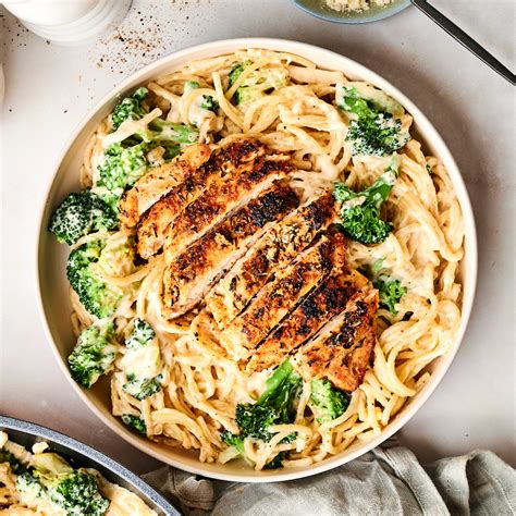 Creamy Chicken Alfredo Pasta with Broccoli & Parmesan: The Ultimate ...