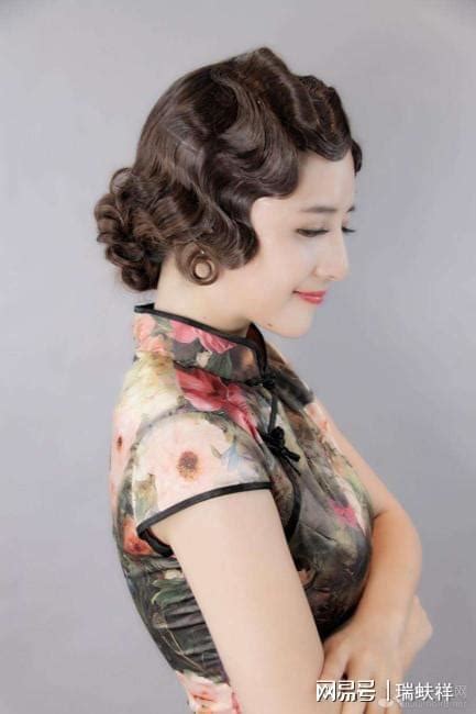 穿礼物配什么发型最新素材