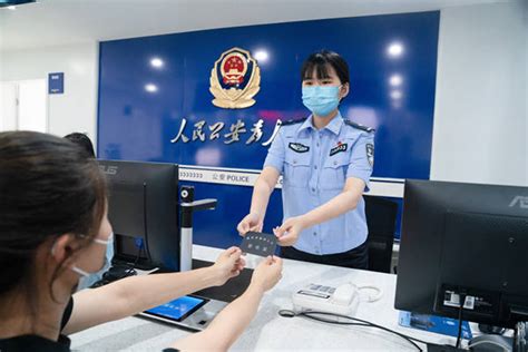 重庆警方推出居住证申领便民举措_承诺制_申请人_签注